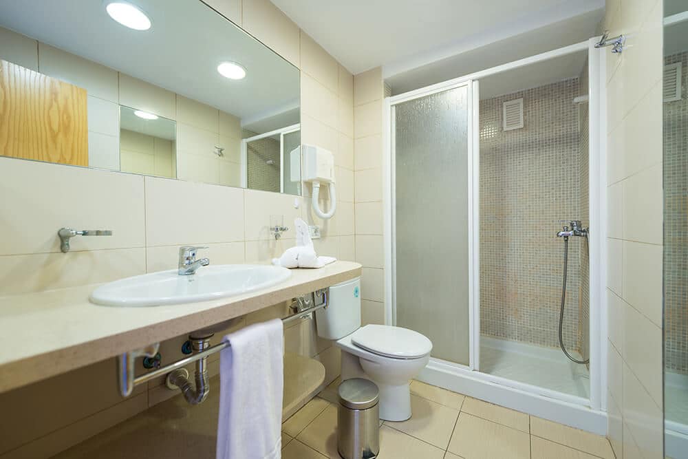 eo Las Gacelas Room Bathroom